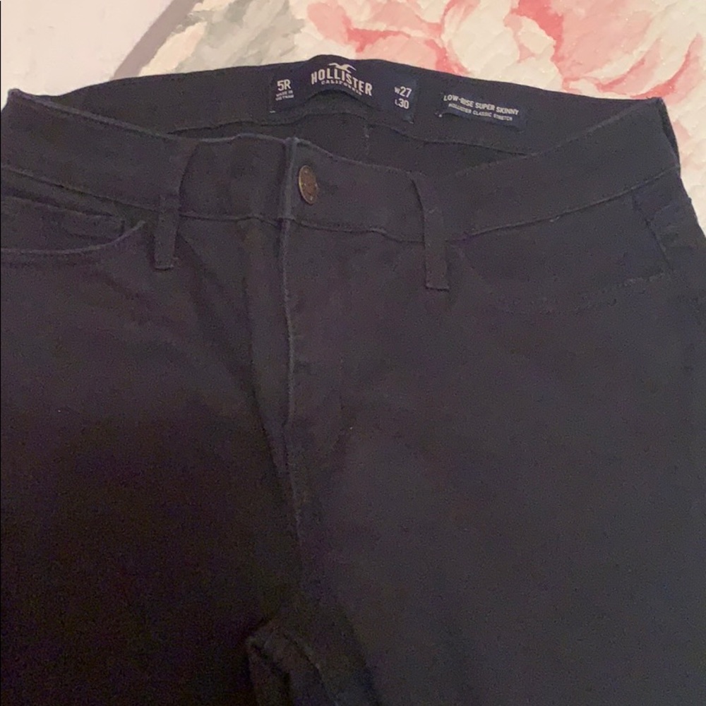 Hollister navy blue low rise jeans! Size 5R☺️